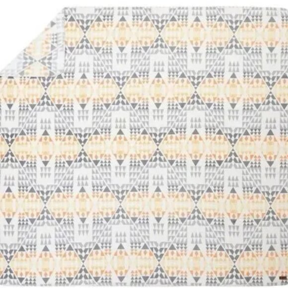 NEW! Pendleton, Arrow Point Gray, Sherpa fleece blanket Queen - Picture 6 of 8